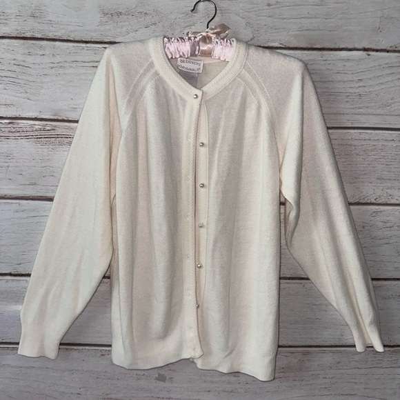 Designers Originals Sweaters - Vintage Designer’s Originals Ivory Button-Up Cardigan Sweater ✨
Size: Small